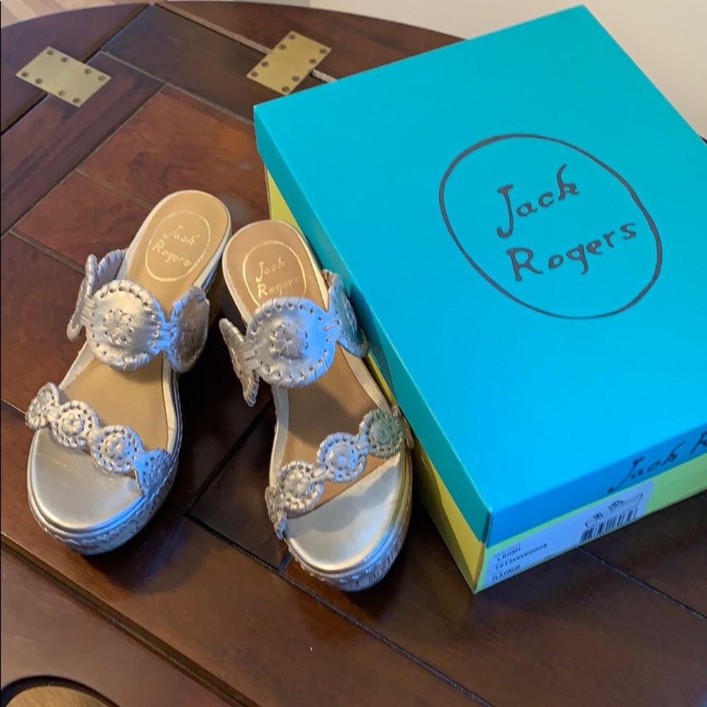 Jack Rogers LEIGH in Platinum. Size 6, NEW in box.